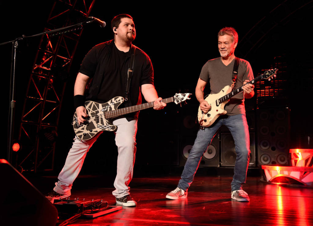 Wolfgang Van Halen 2015 zusammen mit seinem Vater Eddie Van Halen.