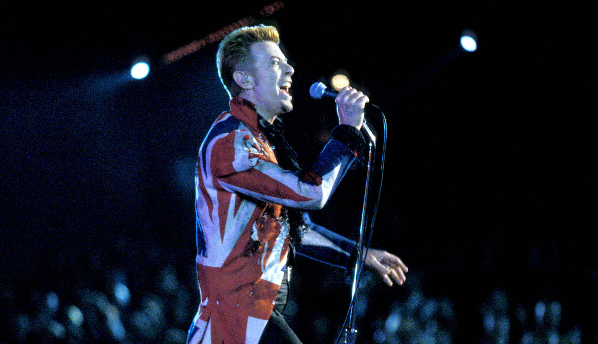 David Bowie 1998, hier bei einem Konzert im Wembley