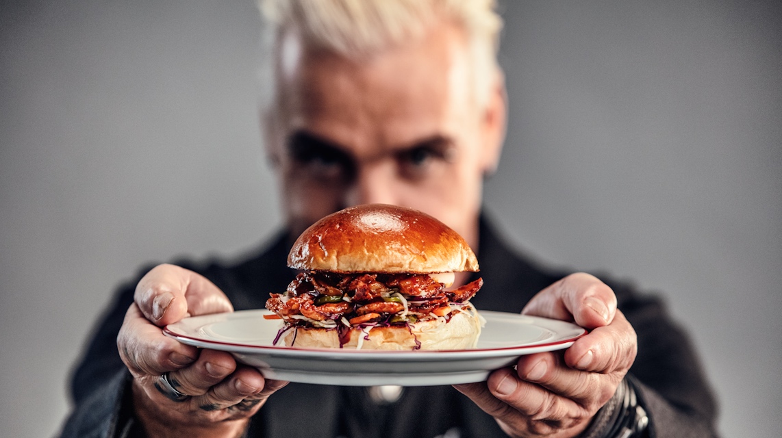 Till LIndemann isst einen Pflanzen-Burger
