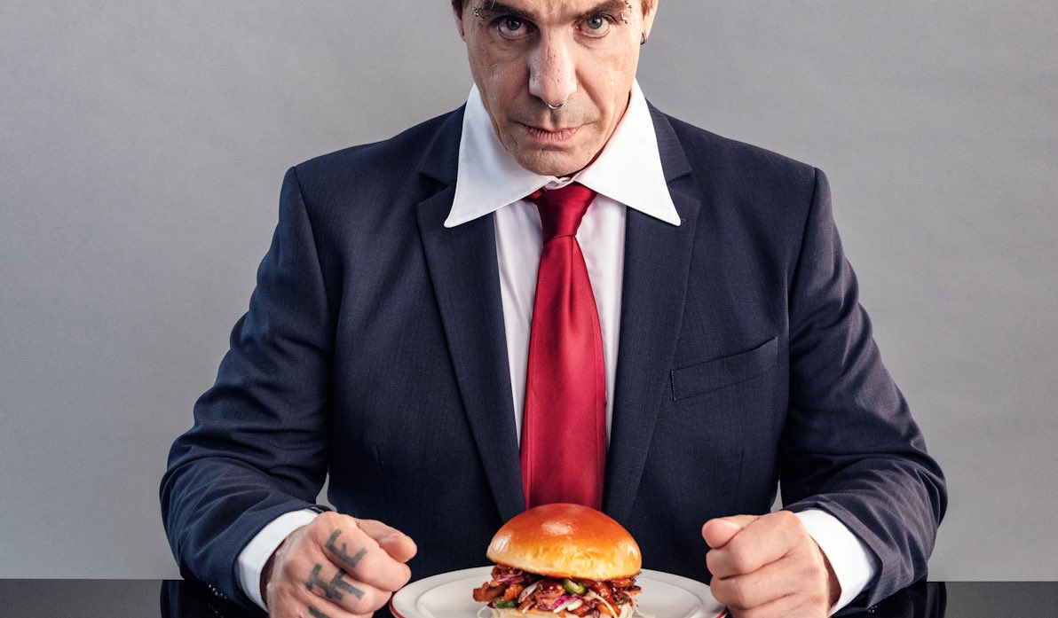 Till LIndemann isst einen Pflanzen-Burger