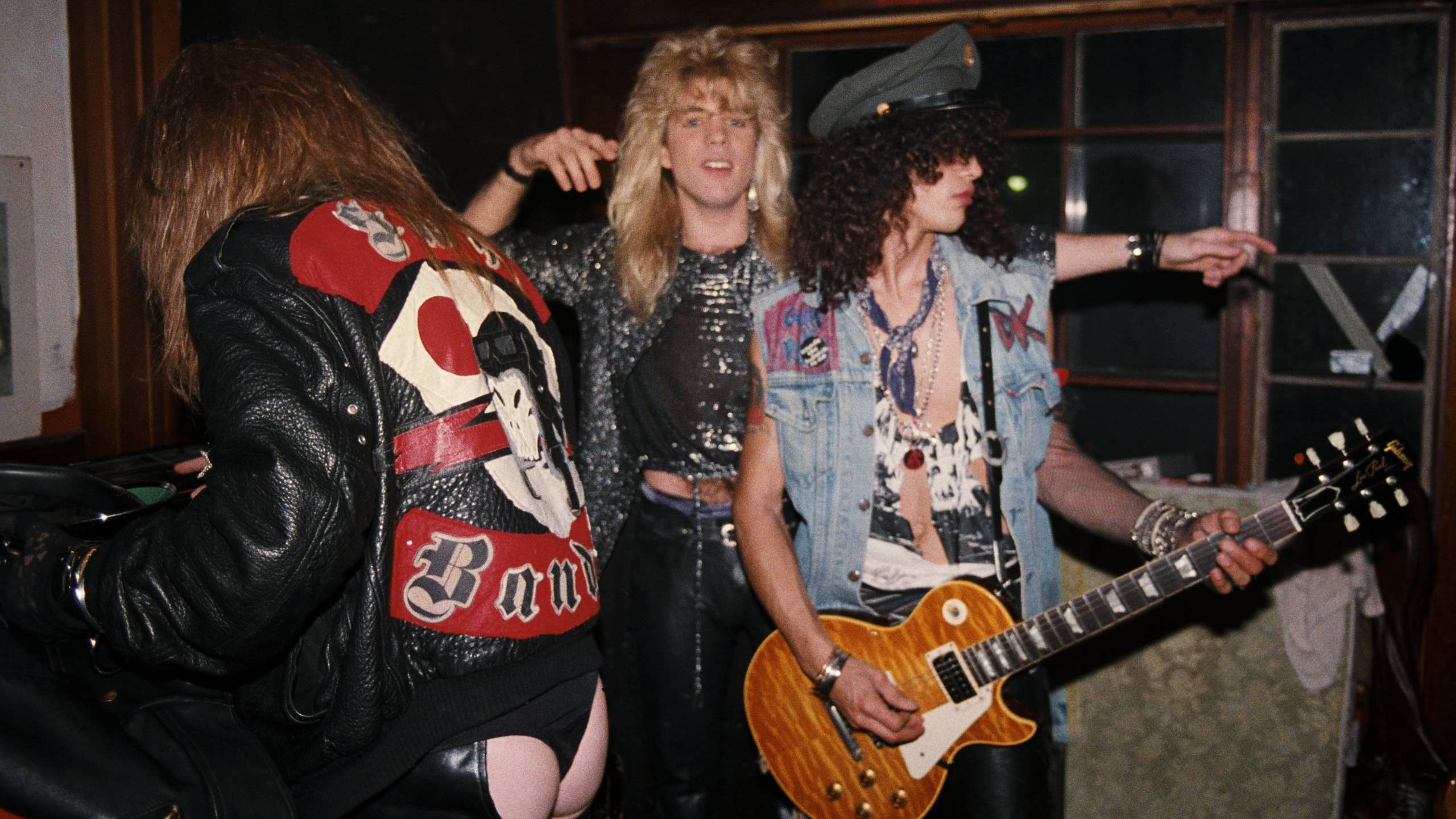 GNR in ihrem Gründungsjahr: Axl Rose, Duff McKagan und Slash im Backstage, kurz bevor sie ihre erste ausverkaufte Show im...