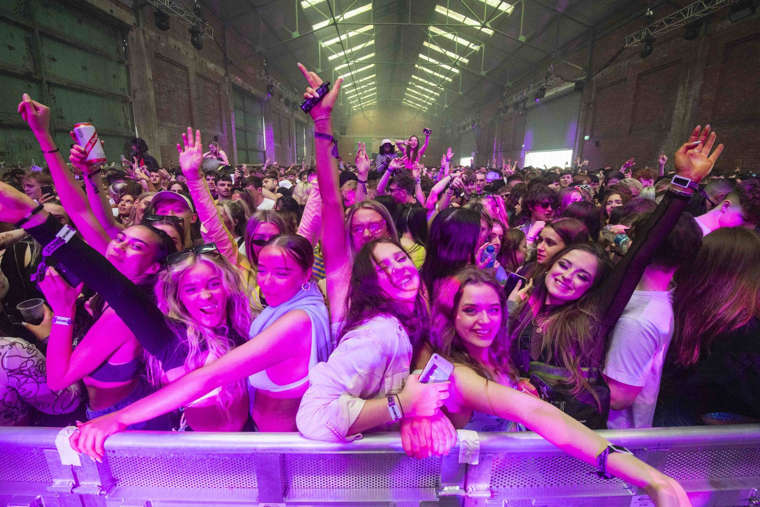 30. April: In Liverpool feiern die ersten Clubber nach Aufhebung der Corona-Beschränkungen