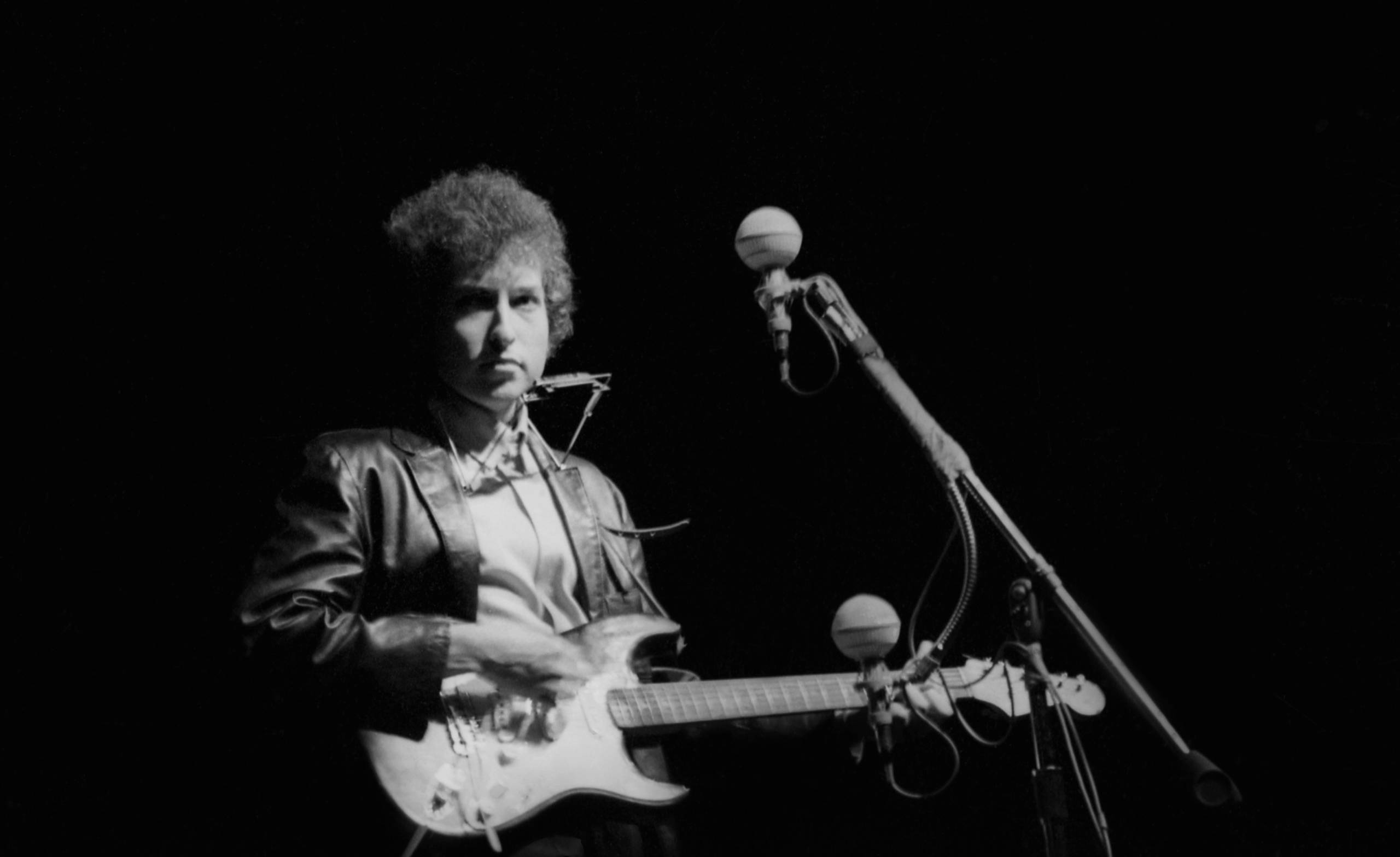 Bob Dylan mit seiner Fender Stratocaster am 25. Juli 1965 beim Newport Folk Festival