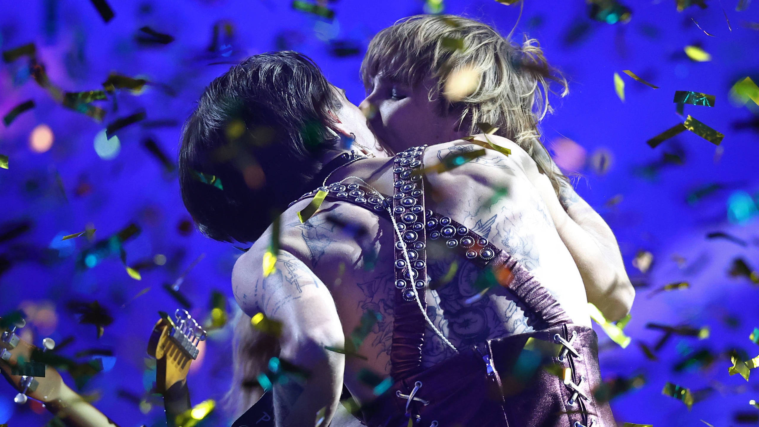 Geschlechterklischees aufbrechen: Damiano David und Thomas Raggi küssen sich, während sie das Siegerlied „Zitti e buon...