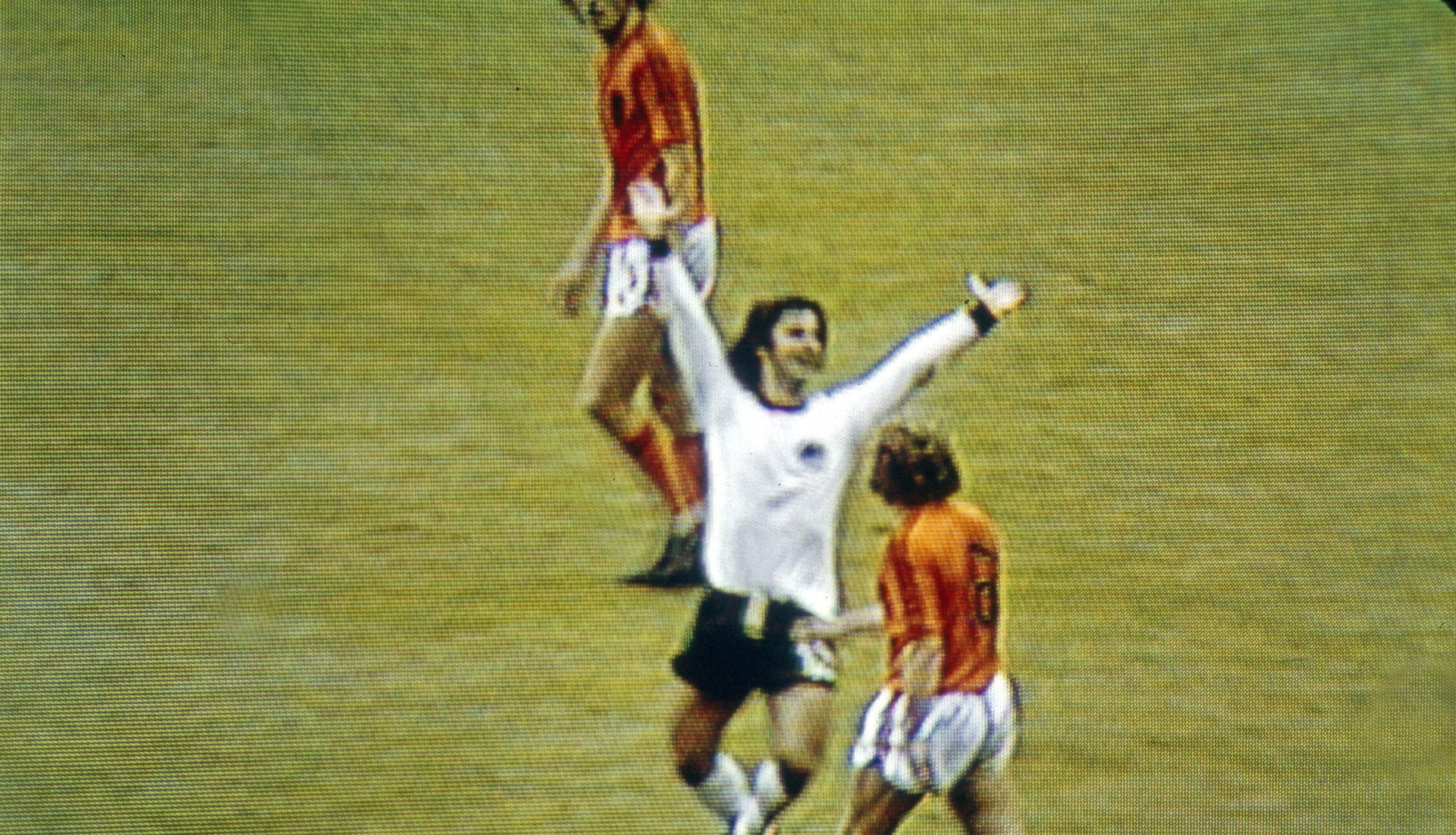 Gerd Müller schießt das 2:1 gegen Holland im Finale der WM 1974.