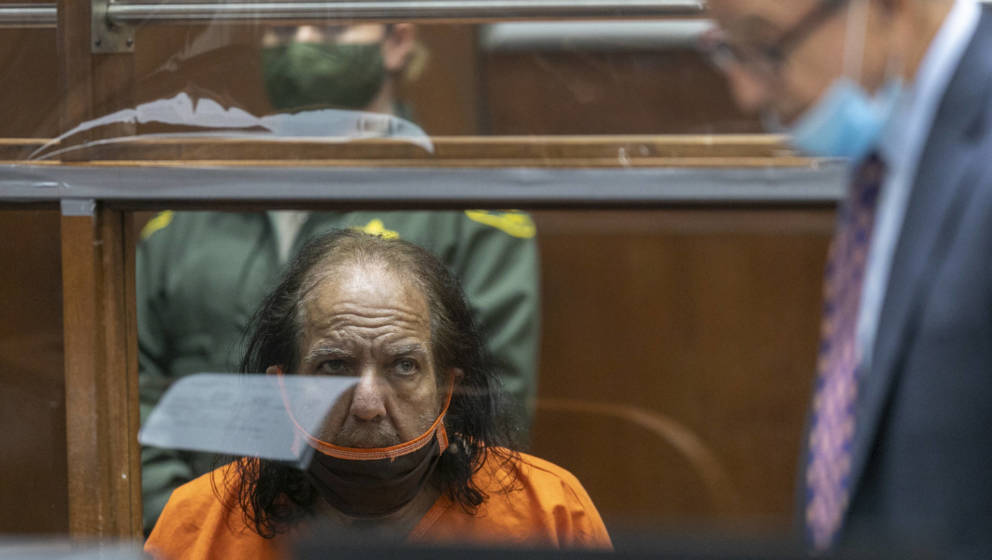 Ron Jeremy bei einer Gerichtsverhandlung im  Juni 2020. Los Angeles, CA (USA): (Photo by David McNew/Getty Images)