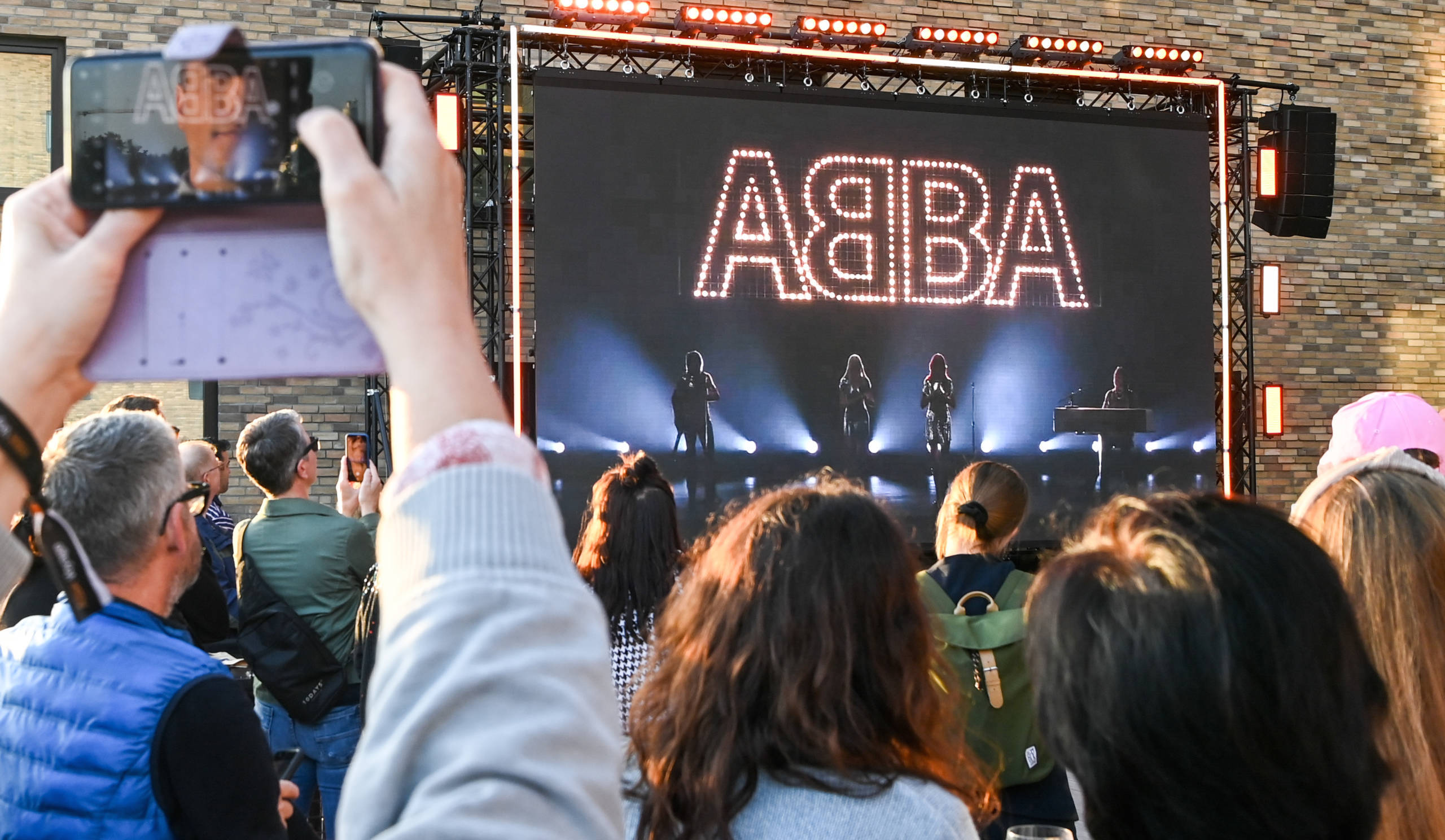 Fans beim Abba-Event „Abba Voyage“ im Hotel „nhow Berlin“