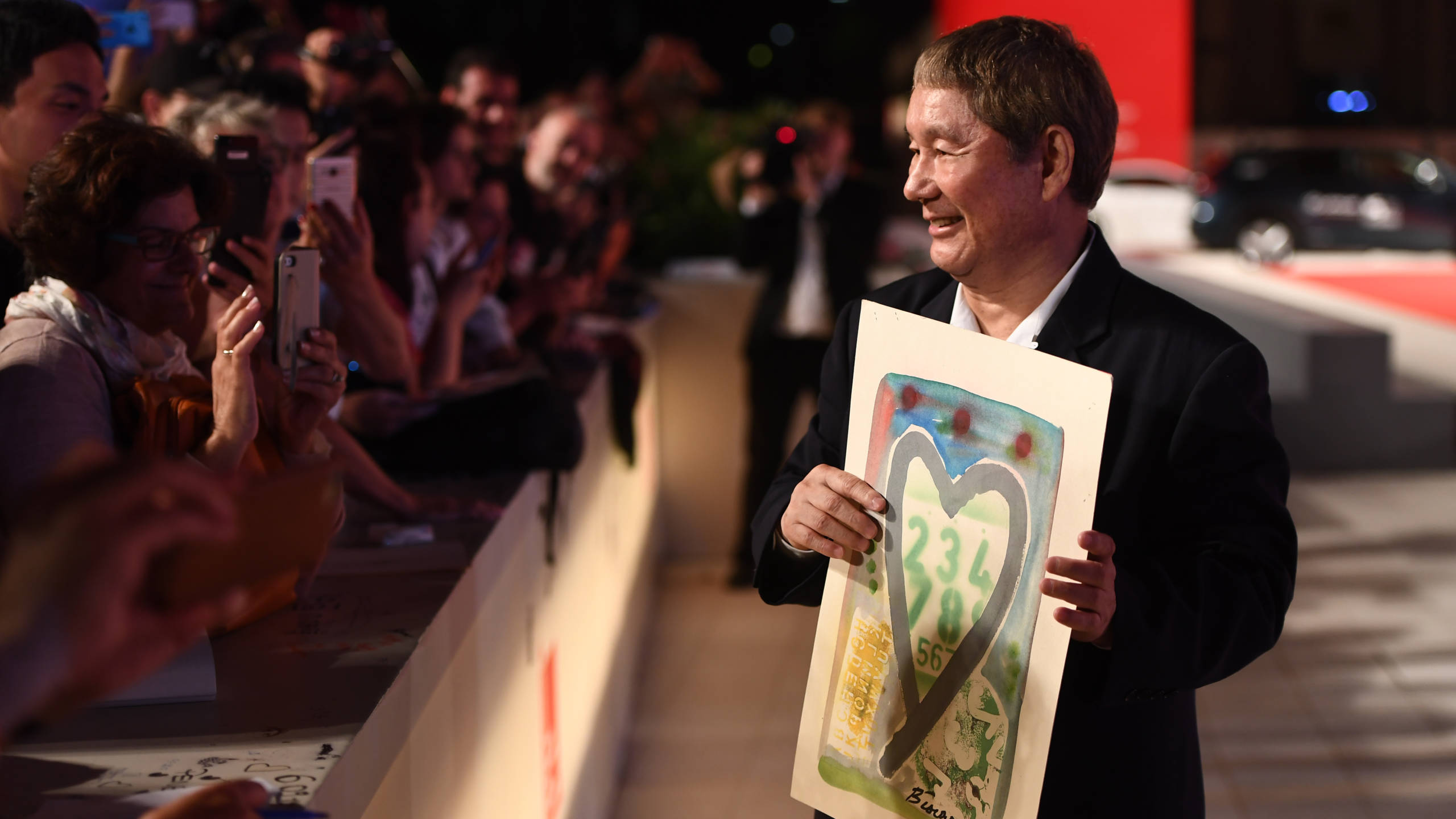 Takeshi Kitano mit seinen Fans auf dem roten Teppich der 74. Filmfestspiele in Venedig am 9. September 2017 (Photo by Ian ...