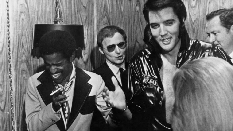 LAS VEGAS, NV - AUGUST 10: Rock and roll musician Elvis Presley and singer Sammy Davis, Jr. backstage in Elvis' dressing room