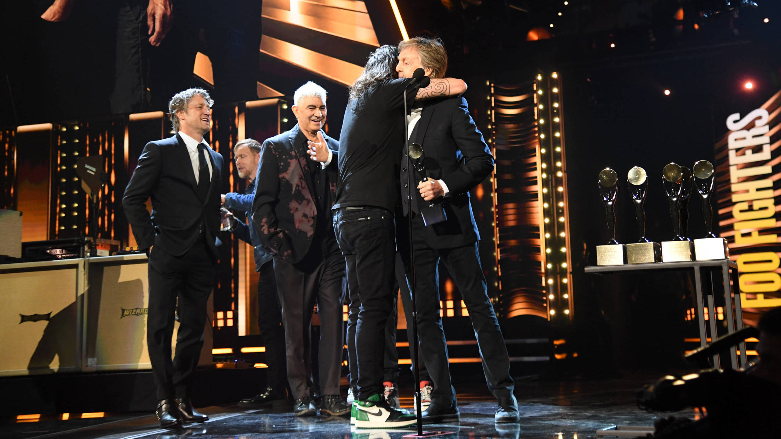 Dave Grohl (Foo Fighters) und Paul McCartney umarmen sich bei der Zeremonie zur Aufnahme in die Rock And Roll Hall of Fame...