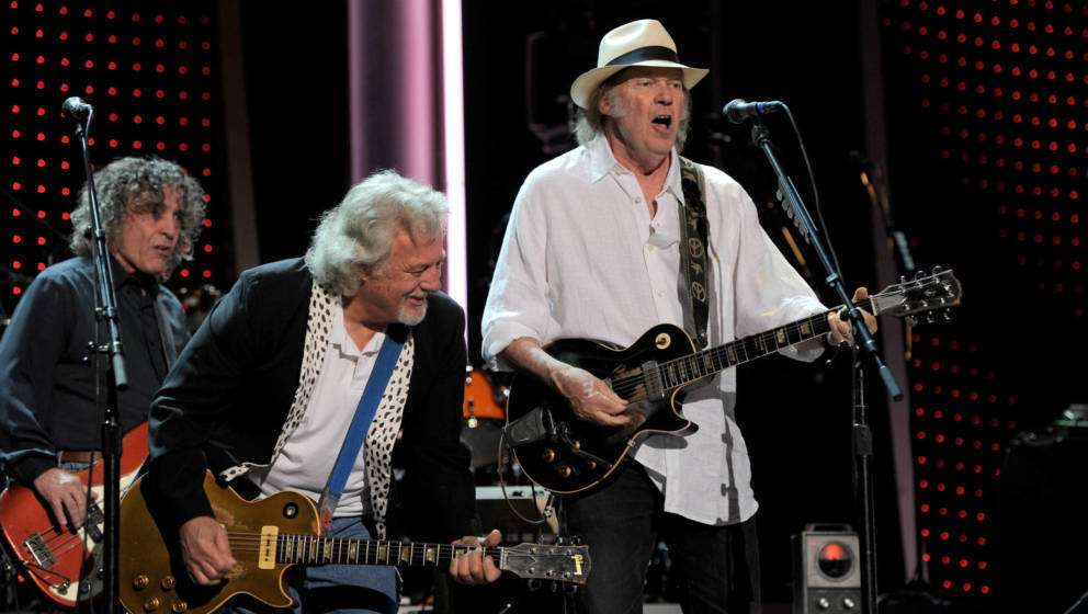 (v.l.n.r.) Billy Talbot, Frank Sampedro (Crazy Horse) und Neil Young live beim „MusiCares Person of the Year Tribute to Pau