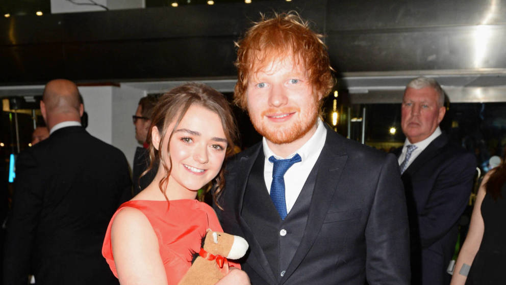 Maisie Williams (l) und Ed Sheeran bei der Premiere von „Ed Sheeran: Jumpers For Goalposts“ am Odeon Leicester Square am 
