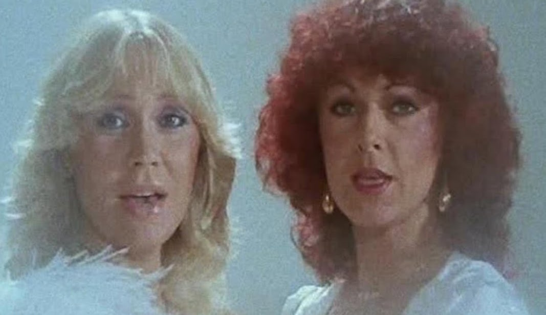 Agnetha und Frida von ABBA im Video zum Hit „Super Trouper“
