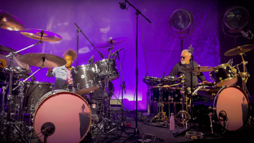 Nandi Bushell und Roger Tylor spielen gemeinsam „Bohemian Rhapsody“
