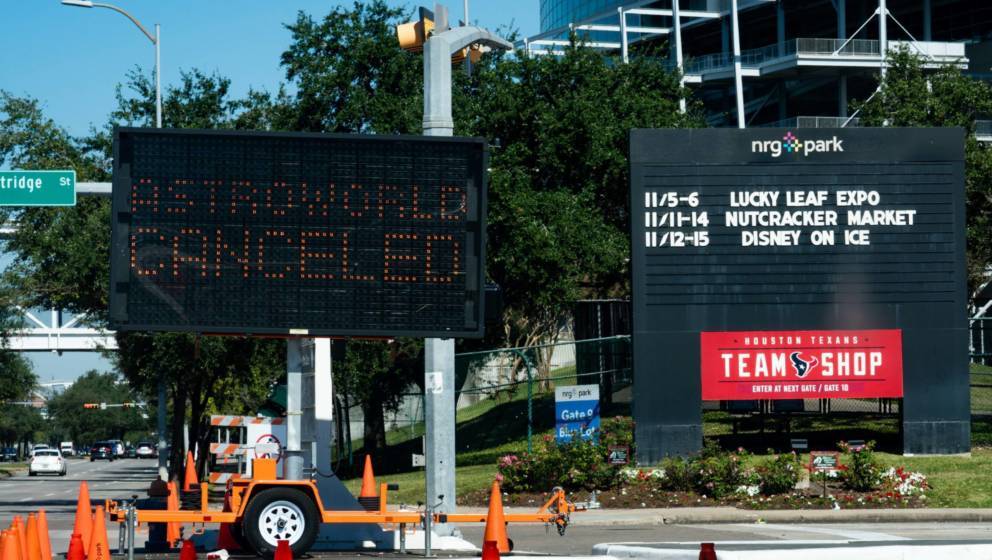 Ein Straßenschild zeigt an, dass das Astroworld-Festival 2021 abgesagt wurde.
