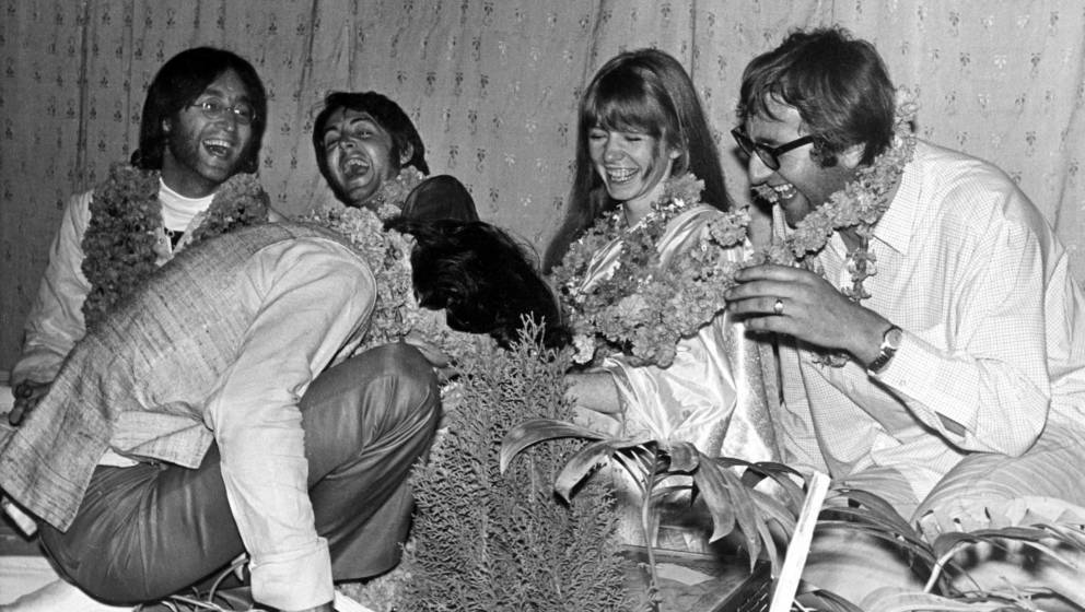 Die Beatles gemeinsam mit Mal Evans in Rishikesh, Indien. Februar 1968.