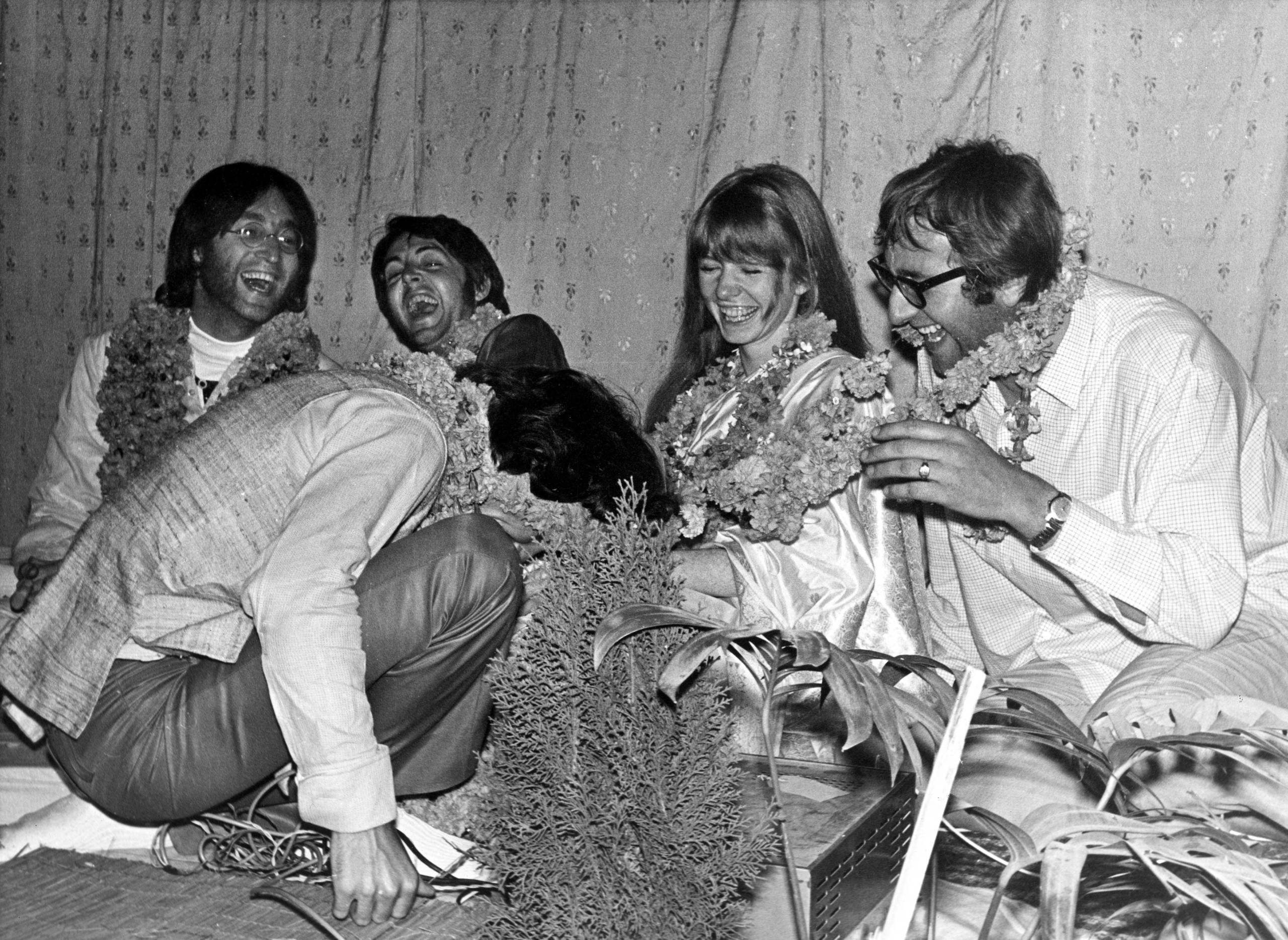 Die Beatles gemeinsam mit Mal Evans in Rishikesh, Indien. Februar 1968.