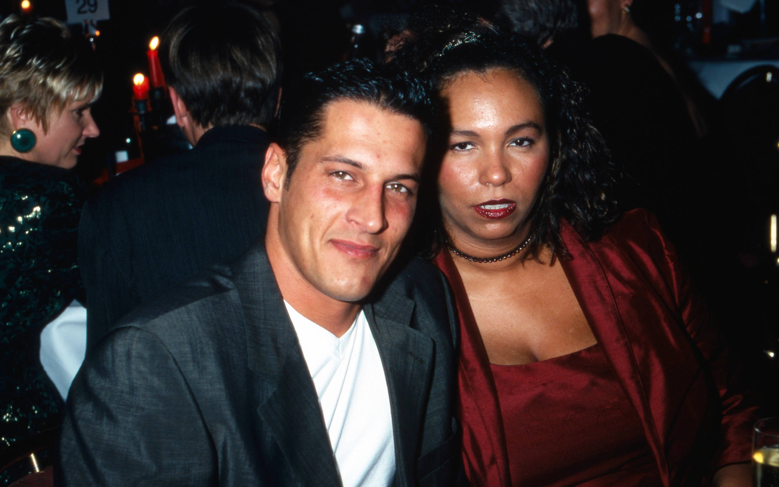 Mirco Nontschew und Begleitung beim UFA Filmball in Neuss, Deutschland 1998. (Foto von Frank Hempel/United Archives via Getty Images)
