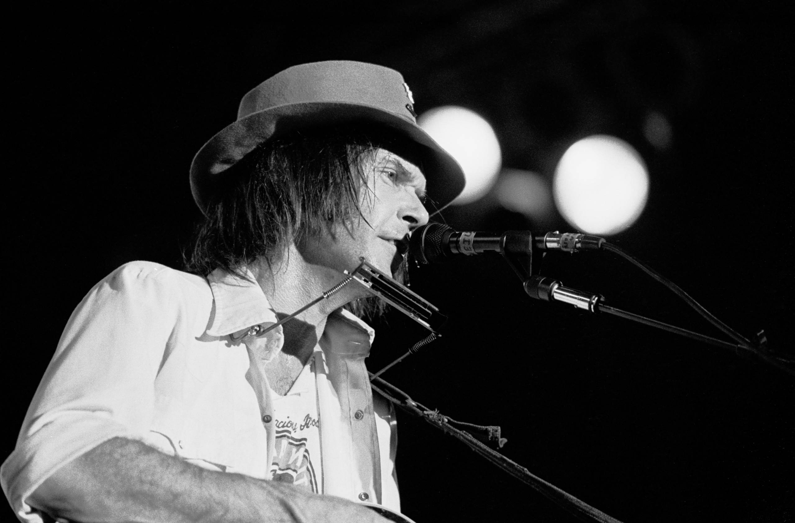 Neil Young bei der 'Miller Music on the Pier Summer Concert Series,' New York, 10. September 1985. (Foto von Gary Gershoff/Getty Images)