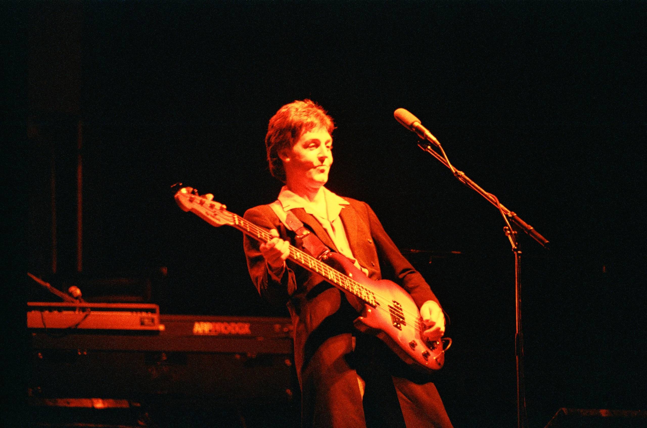 Paul McCartney mit seiner Yamaha BB-1200 “Wings” Bassgitarre im Lewisham Odeon am 3. Dezember 1979 in London, United Kingdom. (Foto: Pete Still/Redferns)