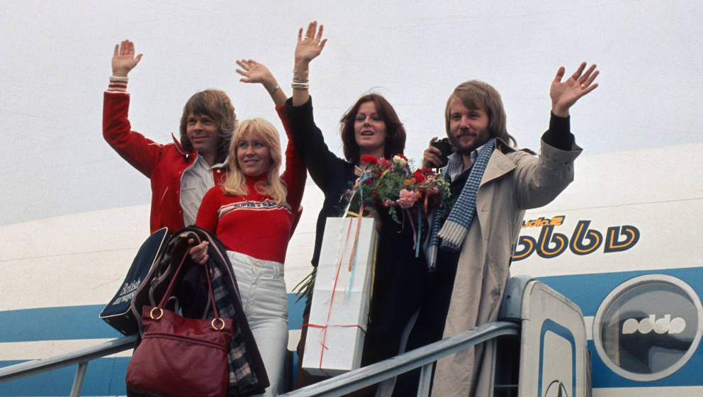 ABBA landen für eine Tour in den USA, 1976. (Foto: Anwar Hussein/Getty Images)