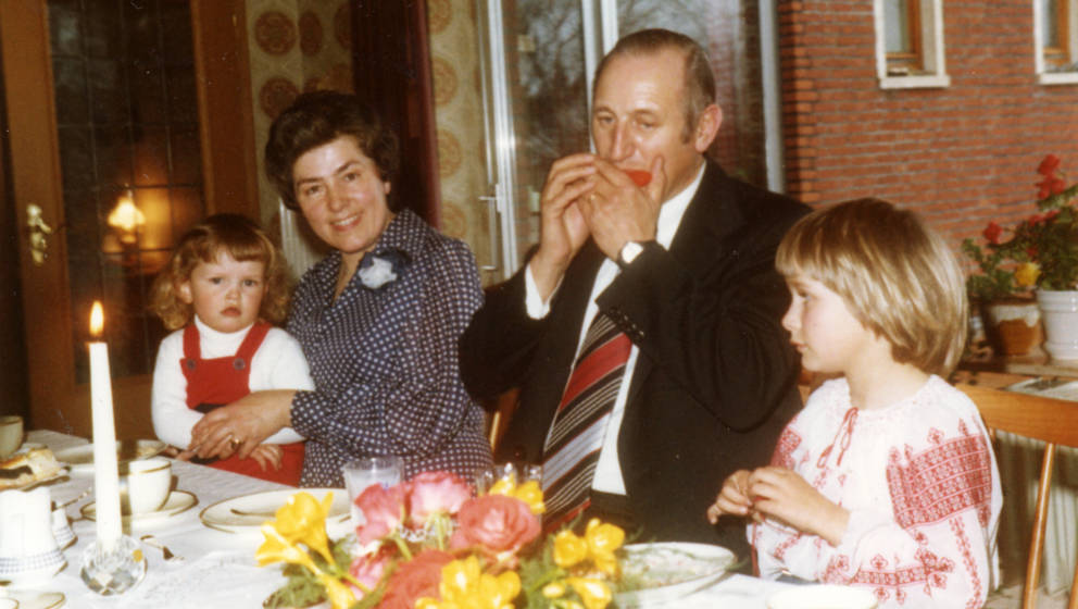 Die Familie von Jan Brandt und sein Vater an der Mundharmonika, 1975.