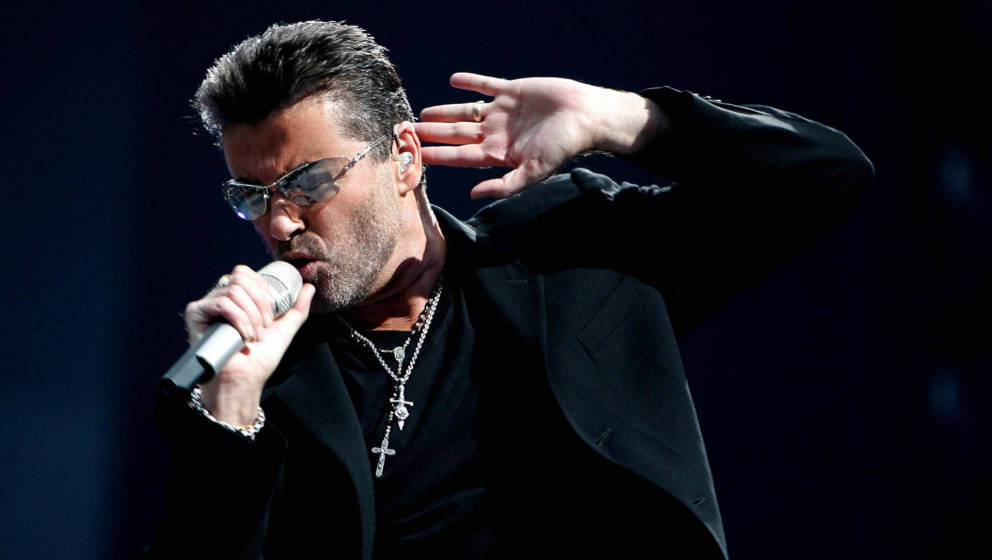 Amsterdam, NETHERLANDS: British singer George Michael performs during a concert in Amsterdam, 26 June 2007.  AFP PHOTO / ANP 