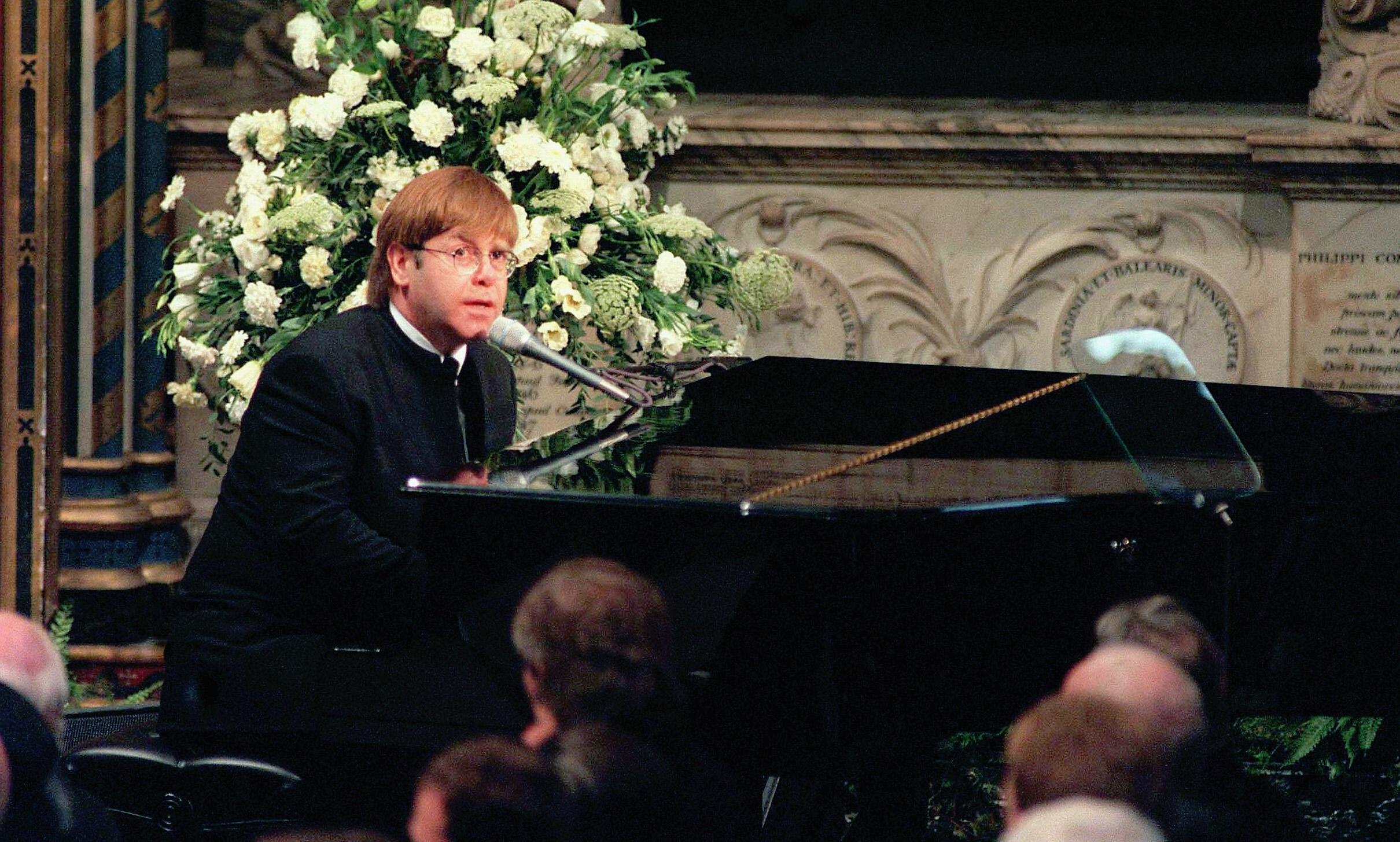 Sir Elton John singt 'Candle in the Wind' bei der Beerdigung von Lady Di
