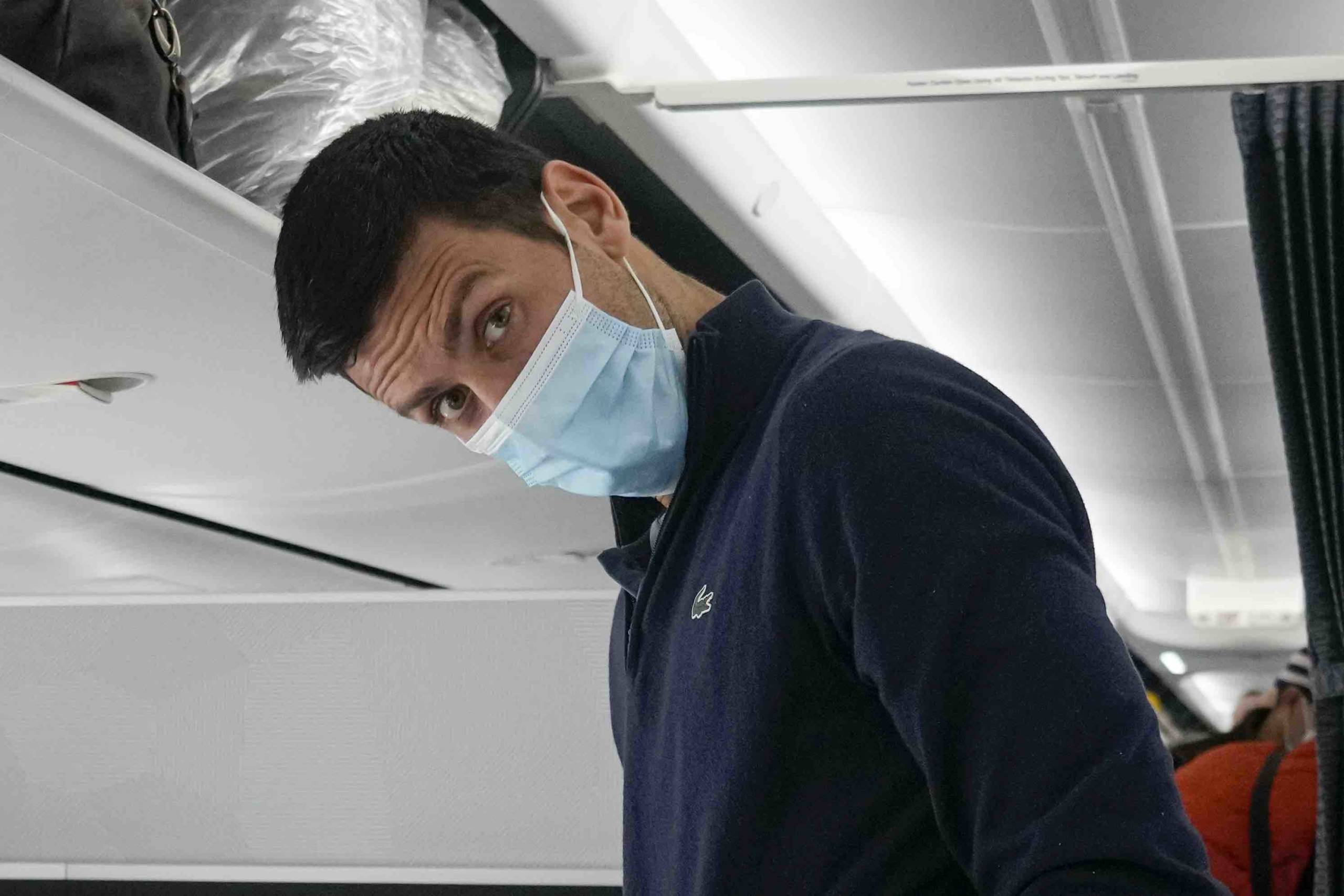 Novak Djokovic bereitet sich in Dubai, Vereinigte Arabische Emirate darauf vor, seinen Platz im Flugzeug nach Belgrad einz...
