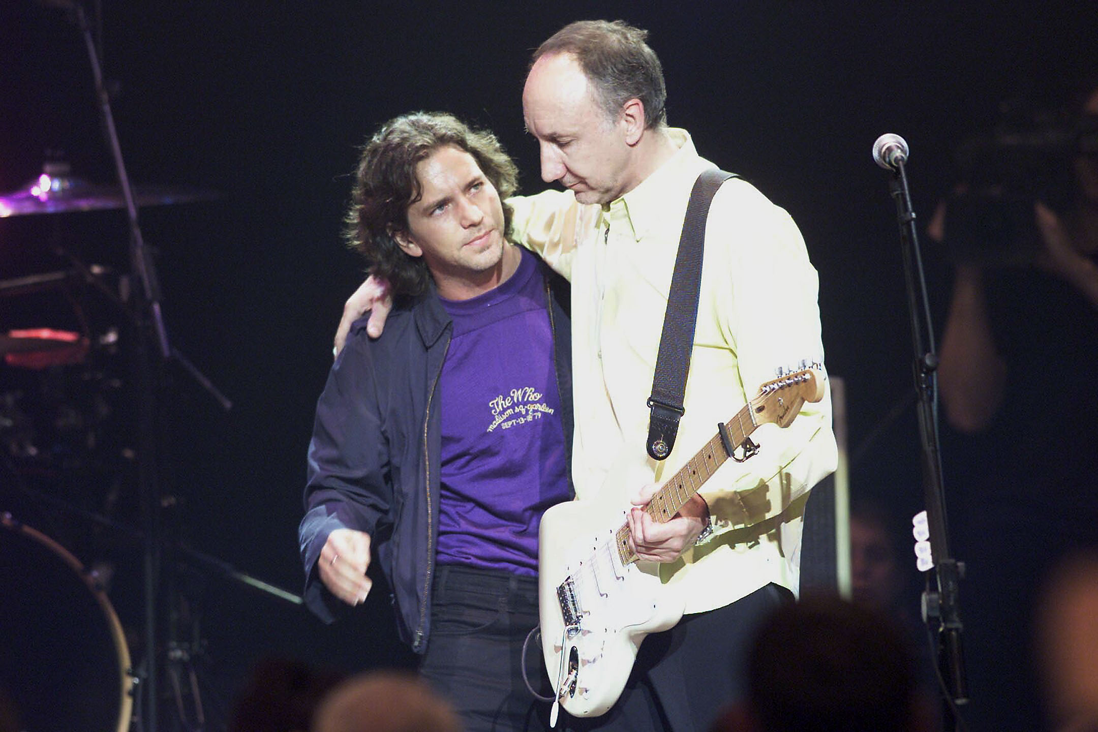 Pete Townshend auf der Bühne mit Eddie Vedder in der Royal Albert Hall in London, 2000.