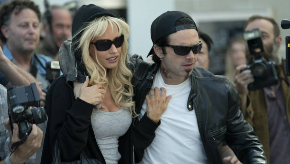 Lily James und Sebastian Stan als Pamela Anderson und Tommy Lee in der neuen Serie „Pam & Tommy“