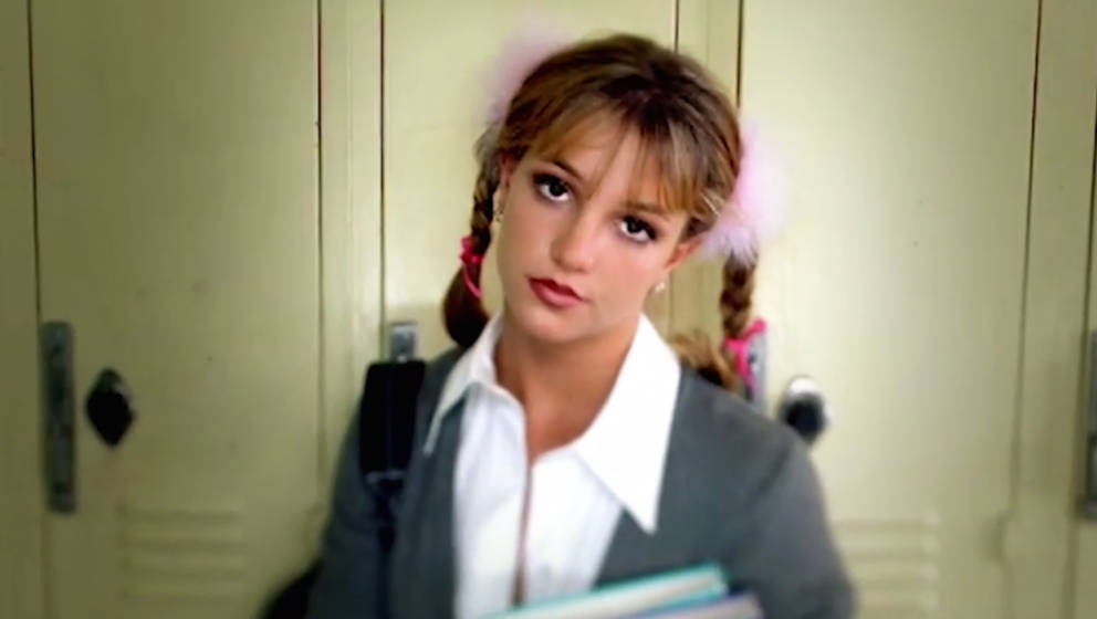 Britney Spears im Video zu „Baby One More Time“