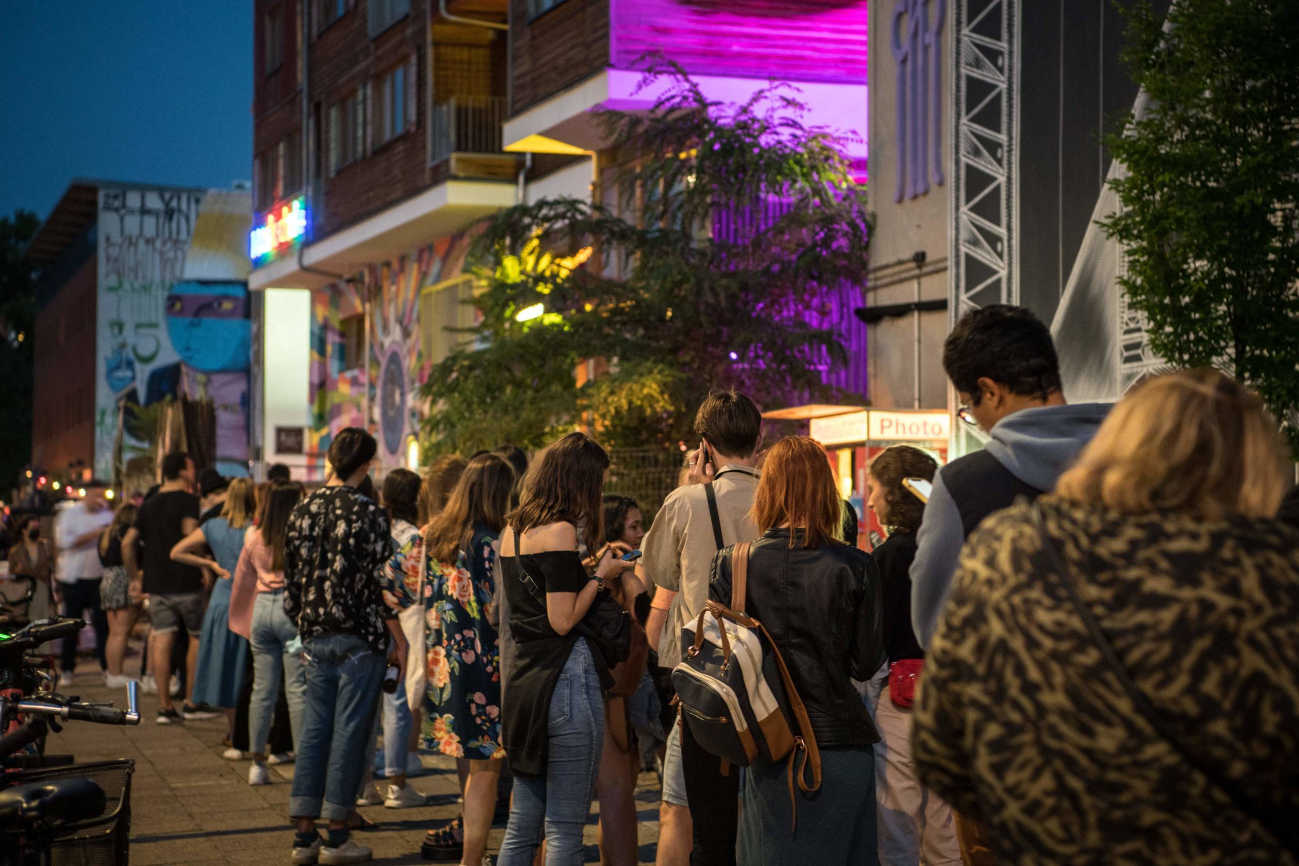 Eine Schlange vor einem Club in Berlin Friedrichshain, 2021.