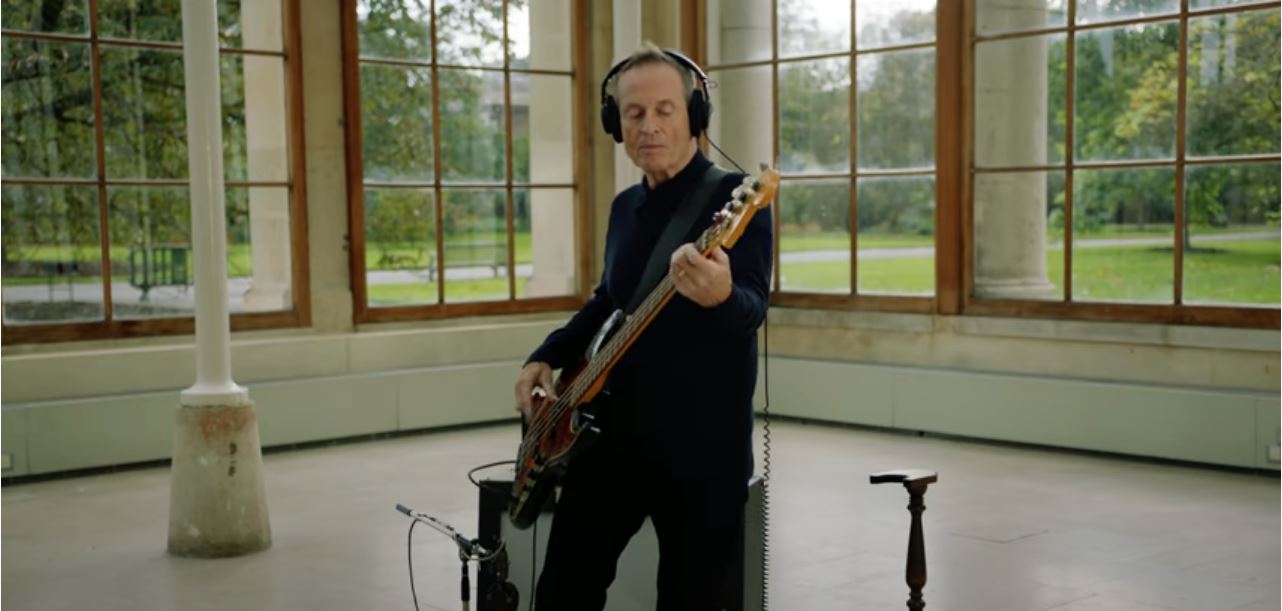 John Paul Jones während der Performance von „When The Levee Breaks“.