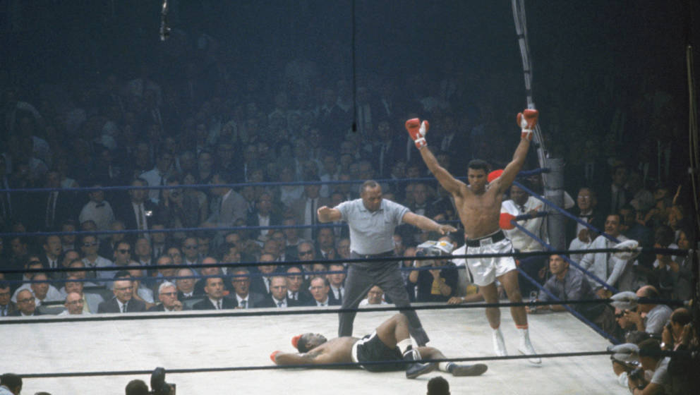 Muhammad Ali reißt die Arme in die Höhe