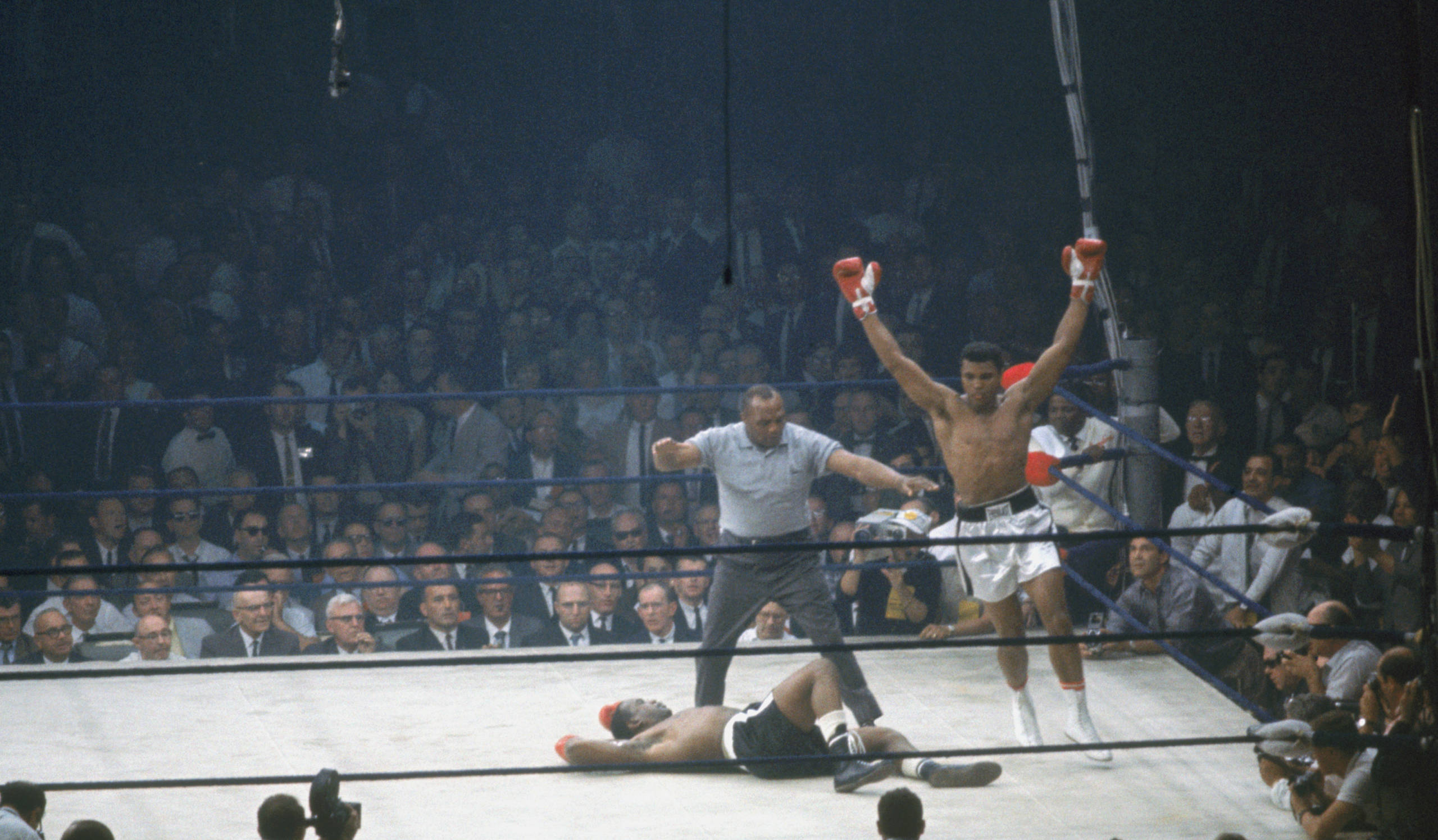 Muhammad Ali reißt die Arme in die Höhe