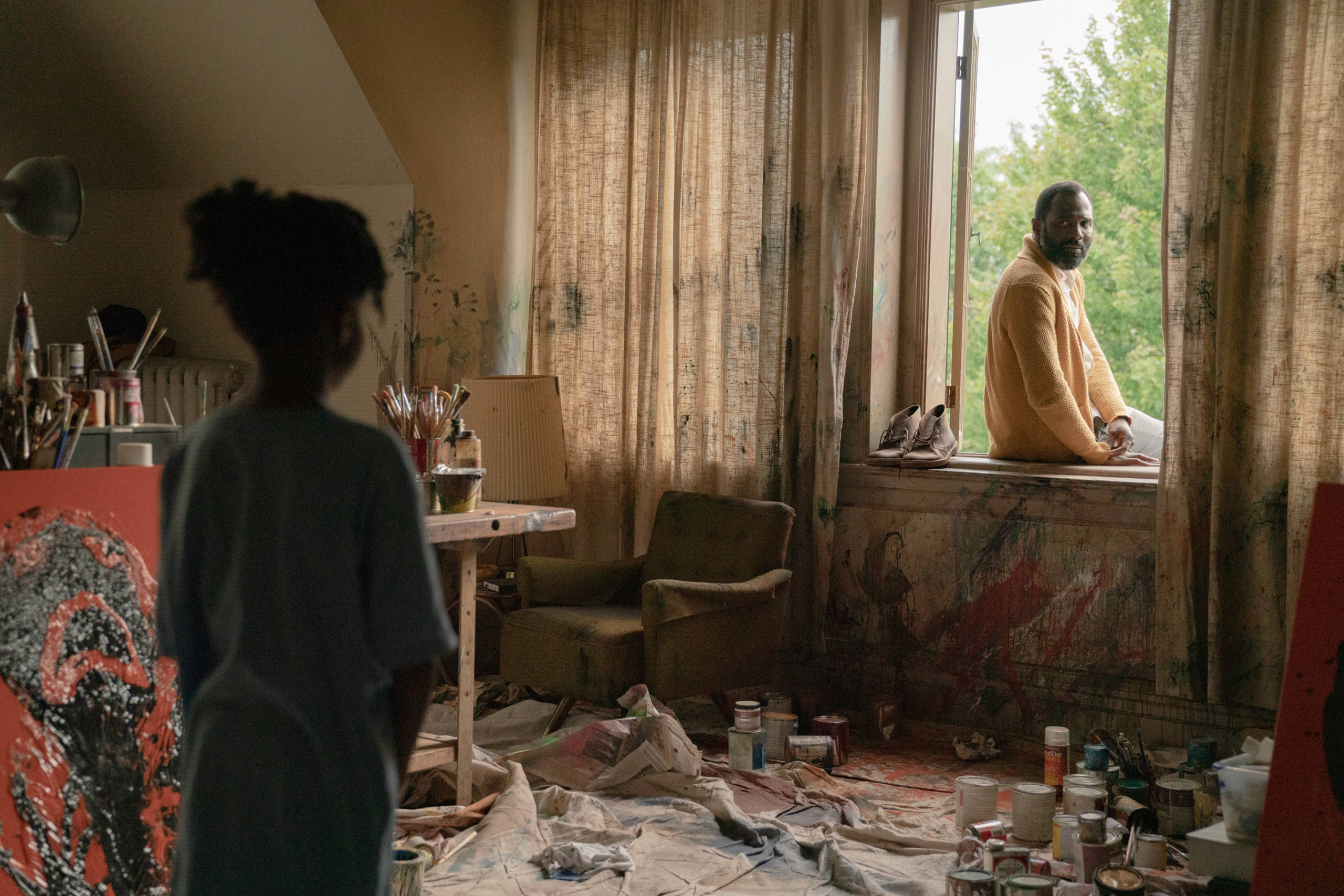Brianna (Hannah Love Jones, mit dem Rücken zur Kamera) und Gil Cartwright (Cedric Mays).