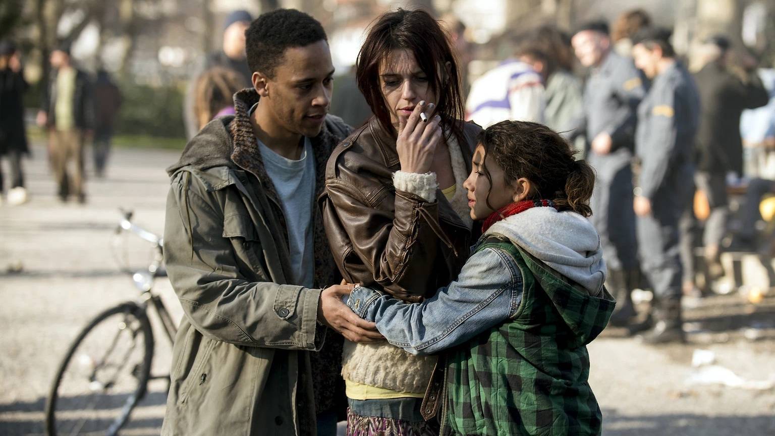 Die drogenabhängige Mutter Sandrine zieht in „Platzspitzbaby“ mit Tochter Mia ins Züricher Oberland.