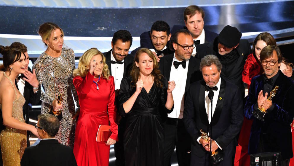 Cast und Crew von „Coda“ nehmen den Oscar in der Kategorie „Bester Film“ in Empfang