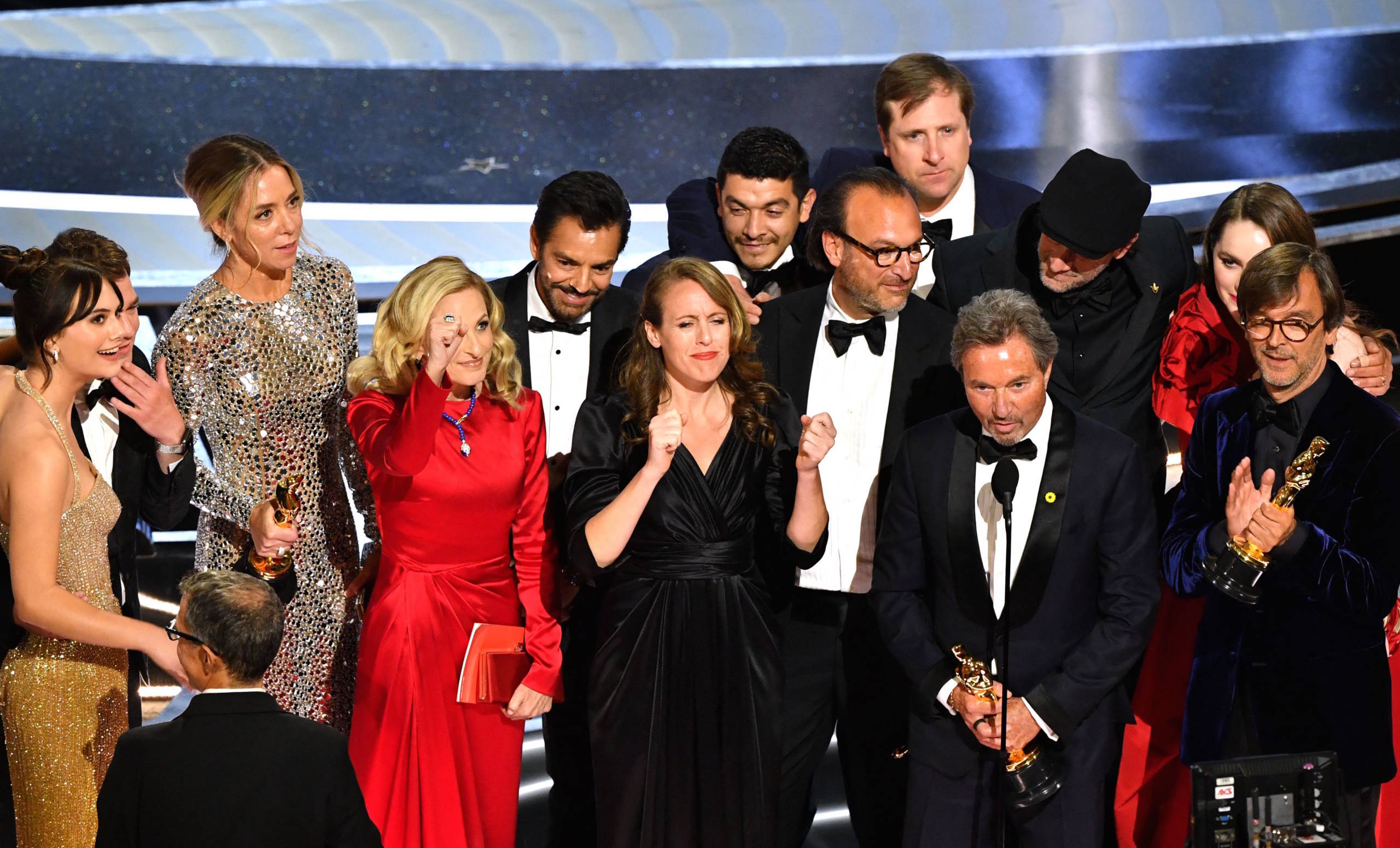 Cast und Crew von „Coda“ nehmen den Oscar in der Kategorie „Bester Film“ in Empfang