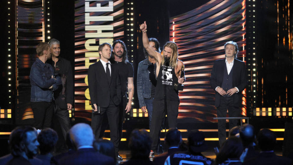 Die Foo Fighters mit Paul McCartney bei ihrer Einführung in die Rock and Roll Hall of Fame 2021. 
