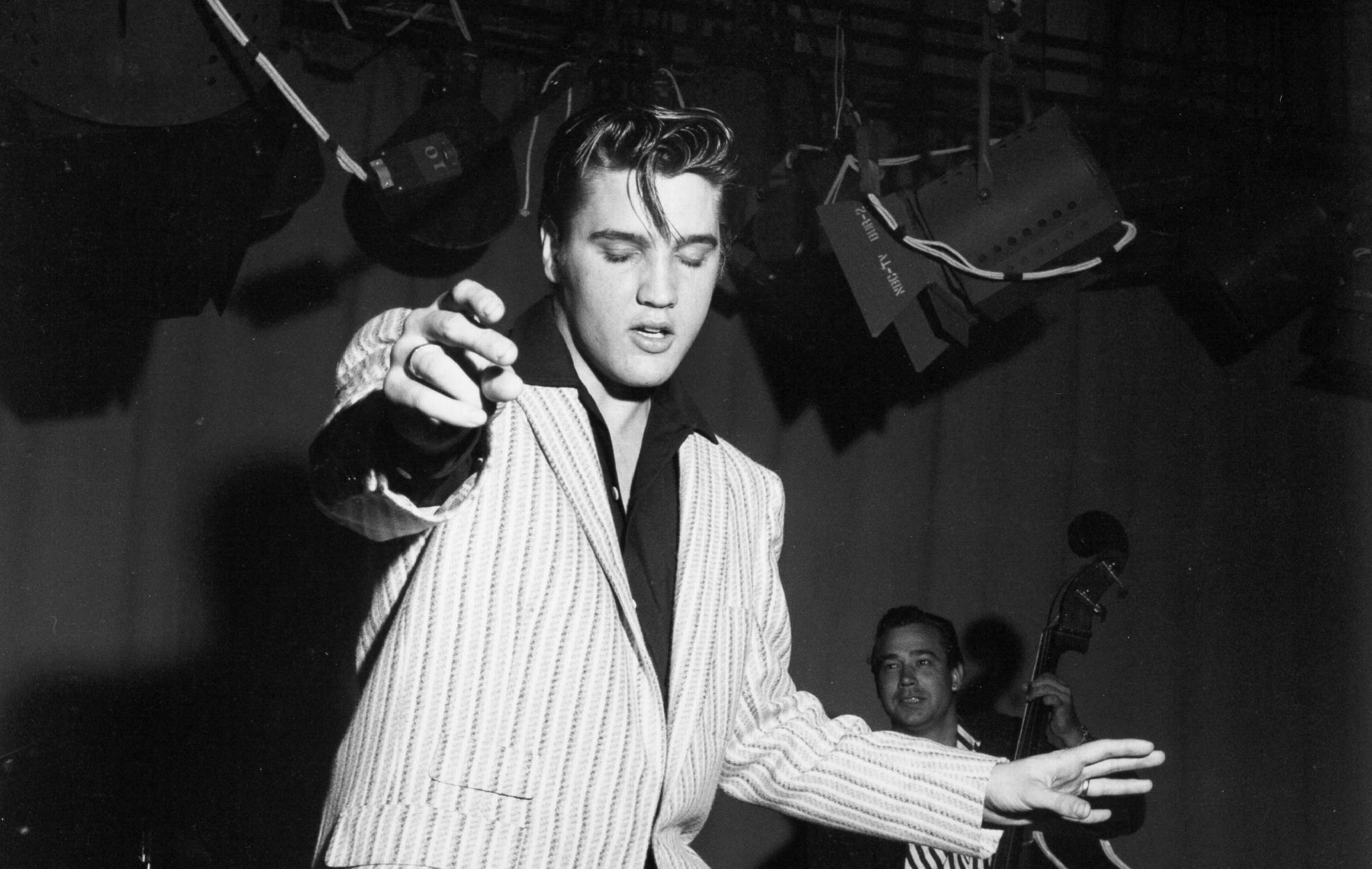Elvis Presley beim Proben für seinen Auftritt in der „Milton Berle Show“ 1956