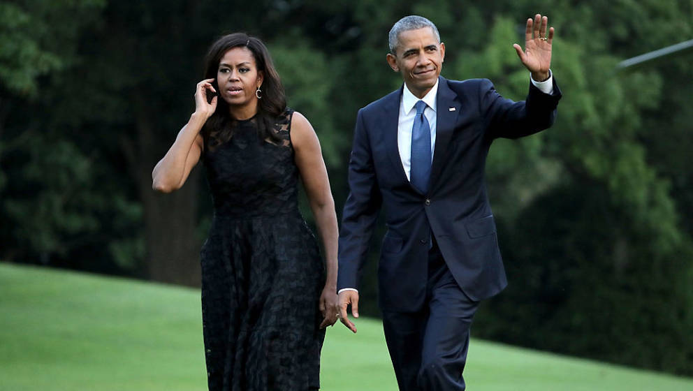 WASHINGTON, DC - JULY 12:  (AFP OUT) U.S. President Barack Obama (R) and first lady Michelle Obama walk across the South Lawn