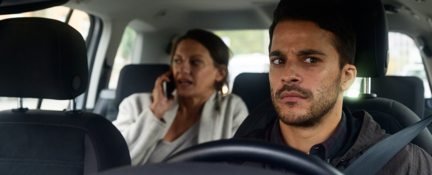 Als-Ben-Kostja-Ullmann-Johanna-Catrin-Striebeck-Fuer-Seine-Erste-Fahrt-Des-Tages-Abholt