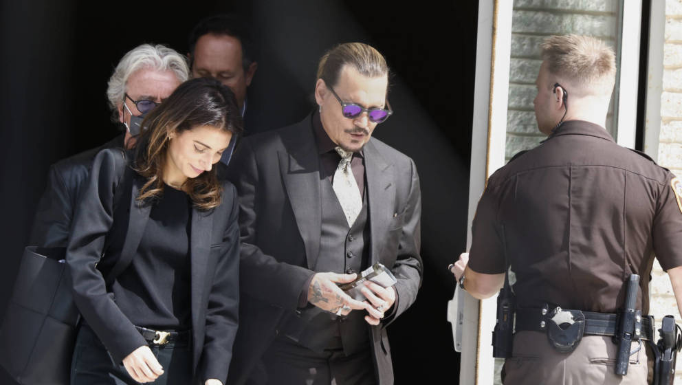 Johnny Depp verlässt das Gericht an der Seite seiner Anwältin Camille Vasquez.