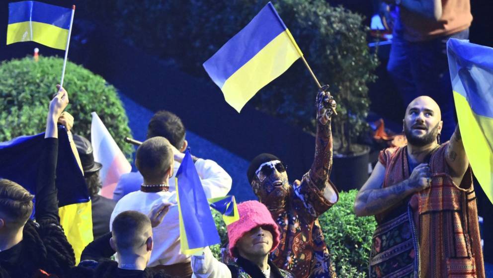 Die ukrainische Band Kalush Orchestra, hier beim Halbfinale des ESC zu sehen, hat beste Chancen auf den ersten Platz. 