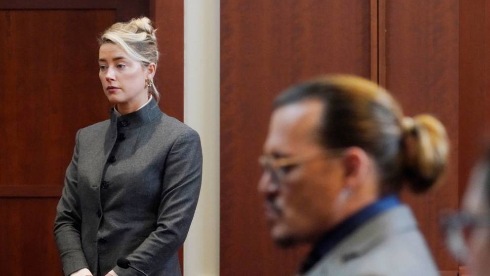 Amber Heard und Johnny Depp bei dem Gerichtsprozess