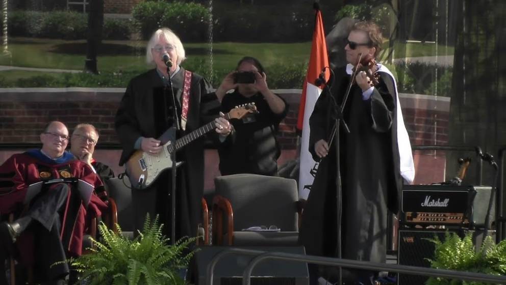 R E M Mike Mills Bekommt Ehrendoktor Und Singt Losing My Religion
