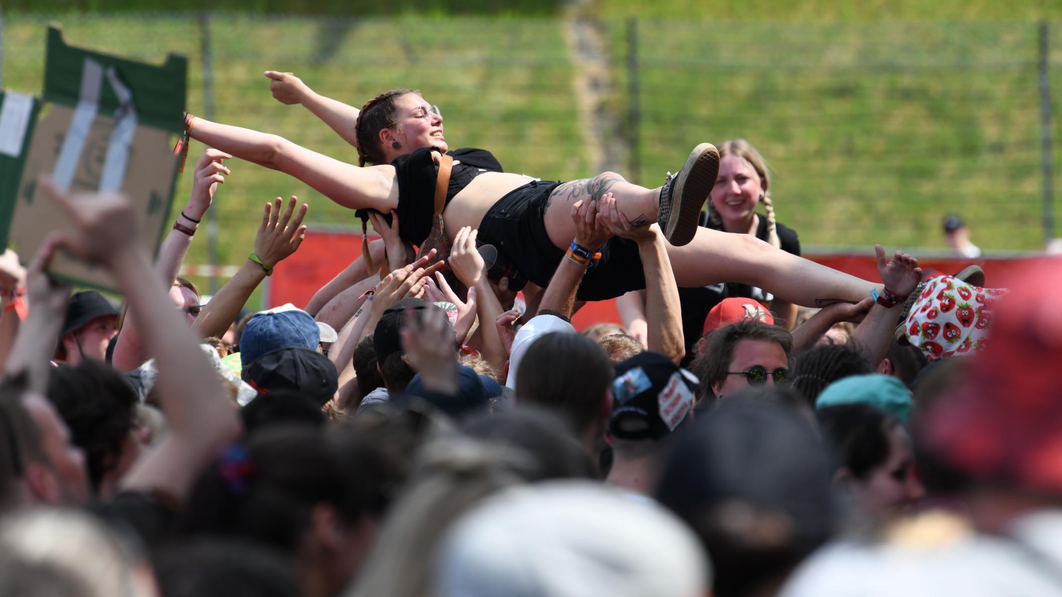 Fans bei Kafvka auf der ORBIT STAGE