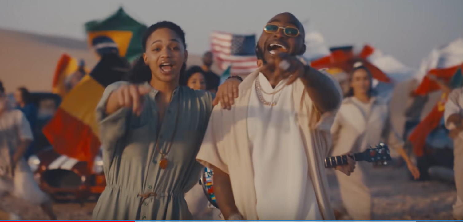 Der US-amerikanischer R&B-Sänger Trinidad Cardona und der nigeranische Musiker Davido im Video zu „Hayya Hayya“, dem offiziellen Song zur WM 2022.